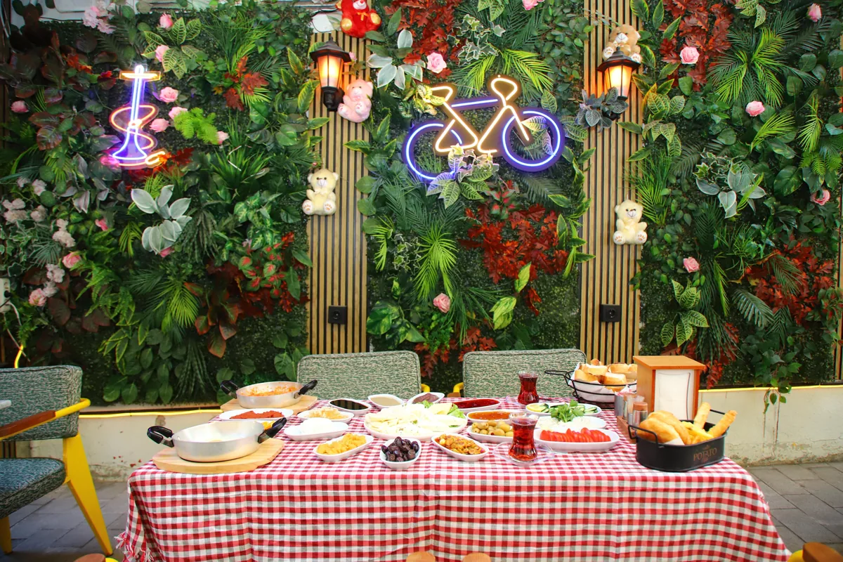 Breakfast table with a red checked tablecloth at Pusula Lounge