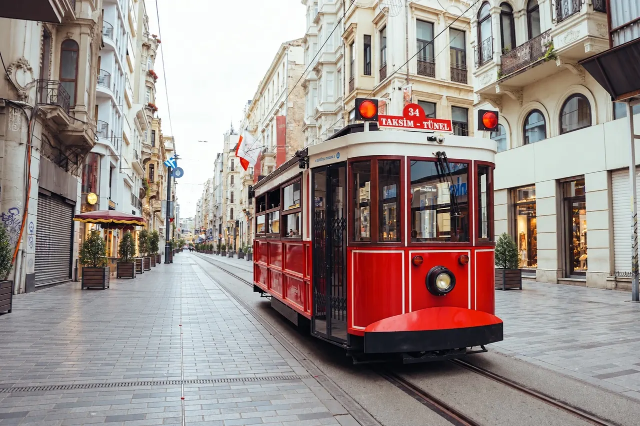 İstiklal Caddesi’nin nostaljik tramvayı.